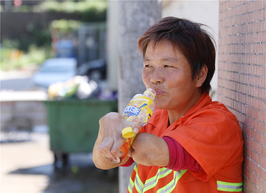 企石独臂女环卫工的亮丽色彩