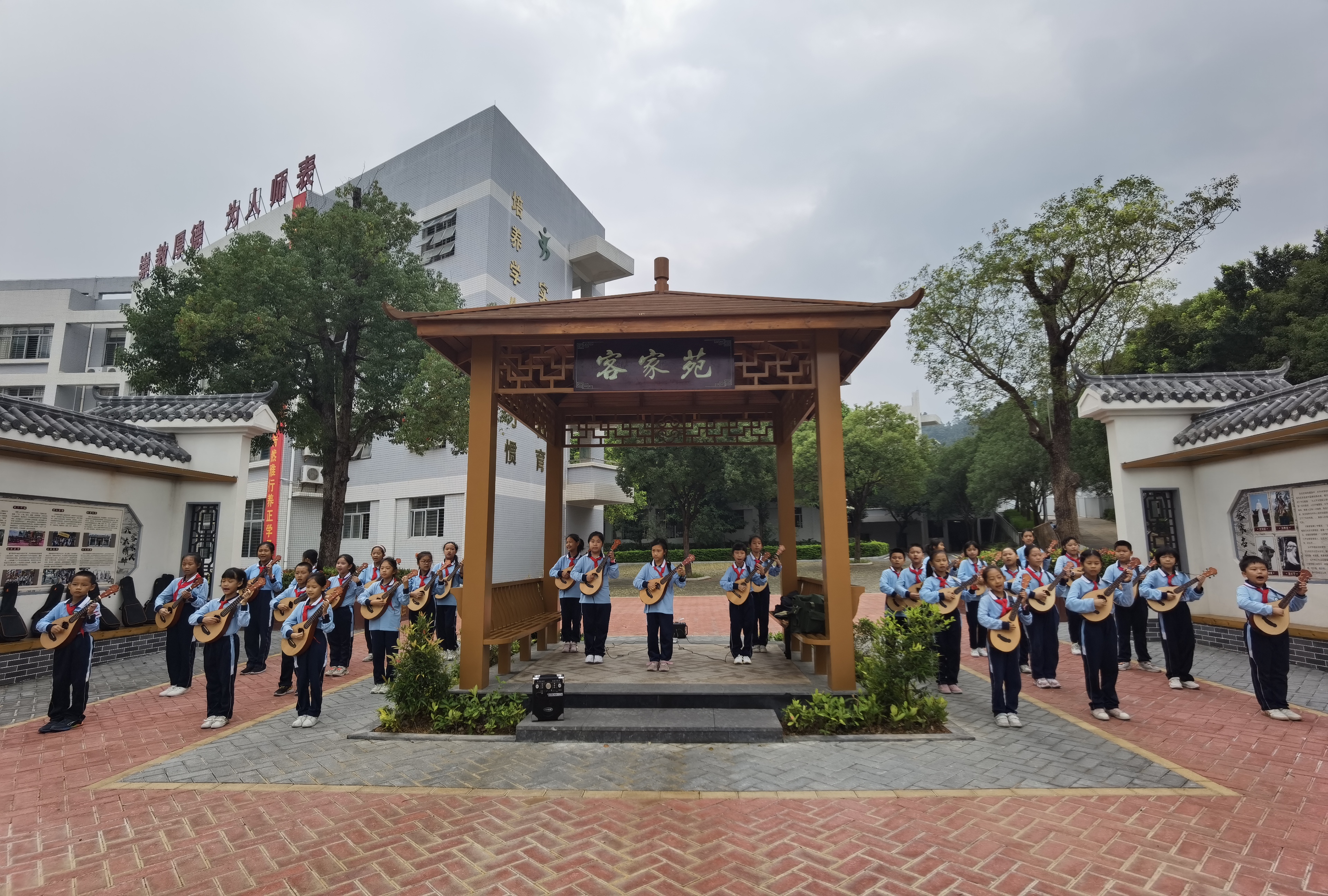 樟木头镇实验小学接受市中小学品牌学校认定评估
