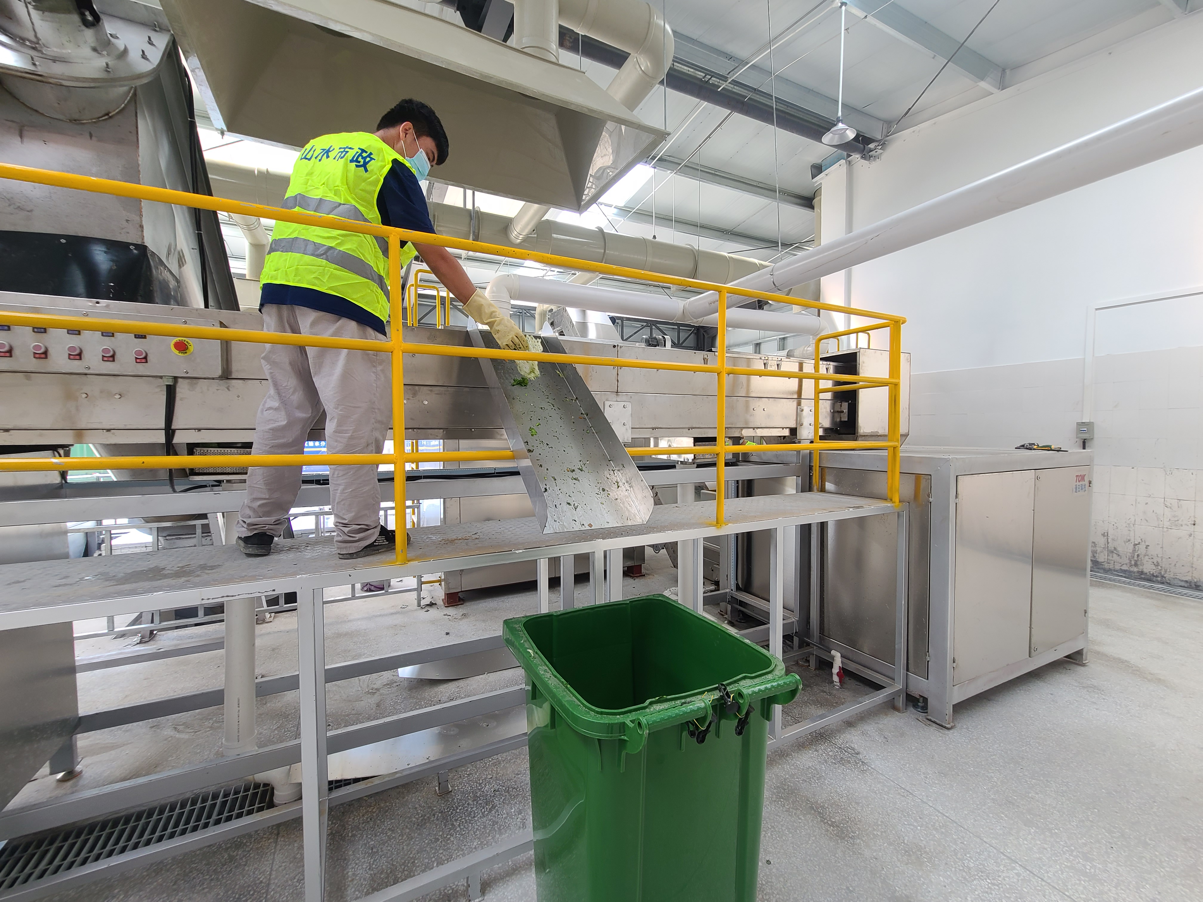 在凤岗镇厨余垃圾处理中心,记者看到,厨余垃圾处理设备和废气,污水