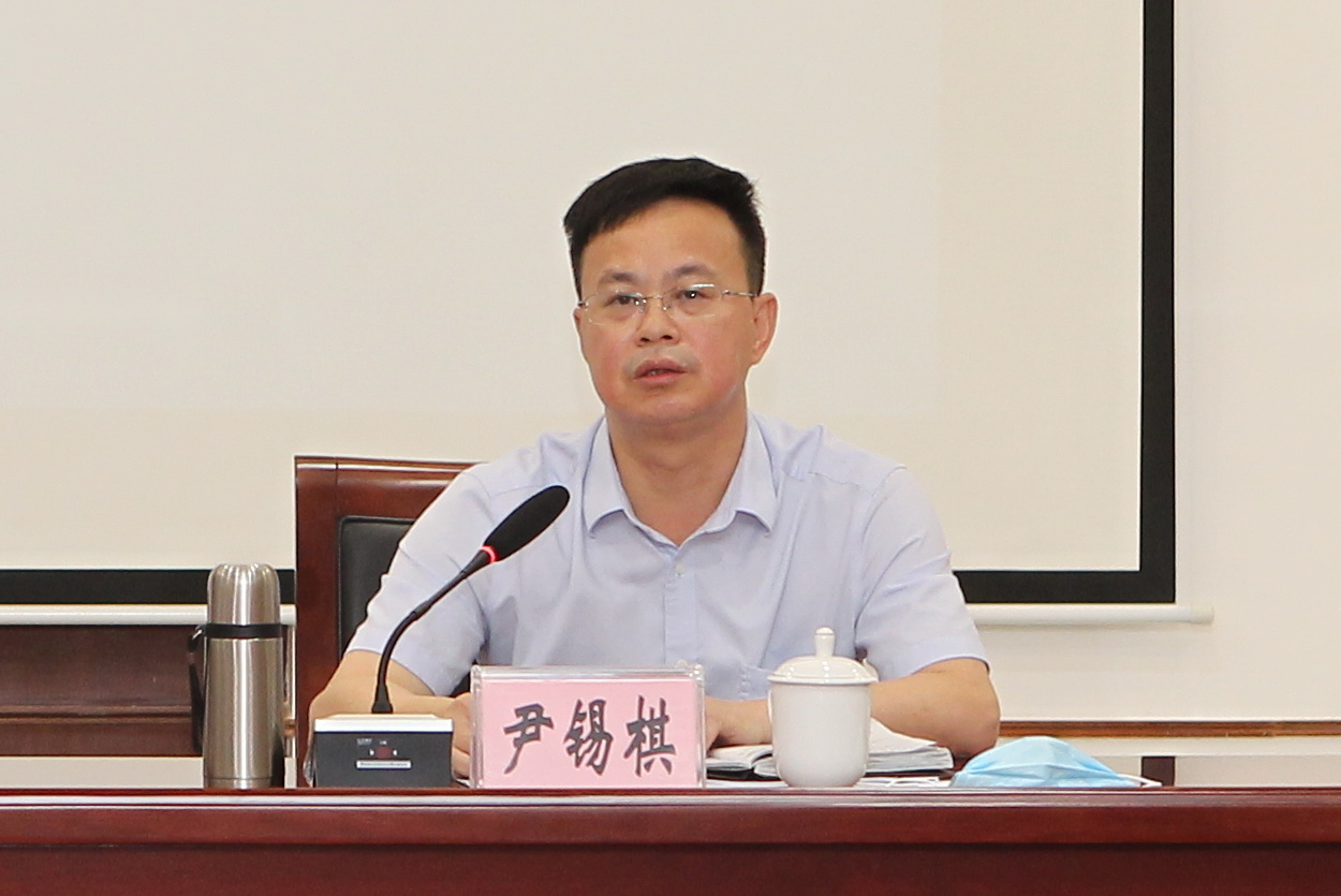 周伟森,尹锡棋,温泉华等镇领导,相关部门负责人,各社区党工委书记参加