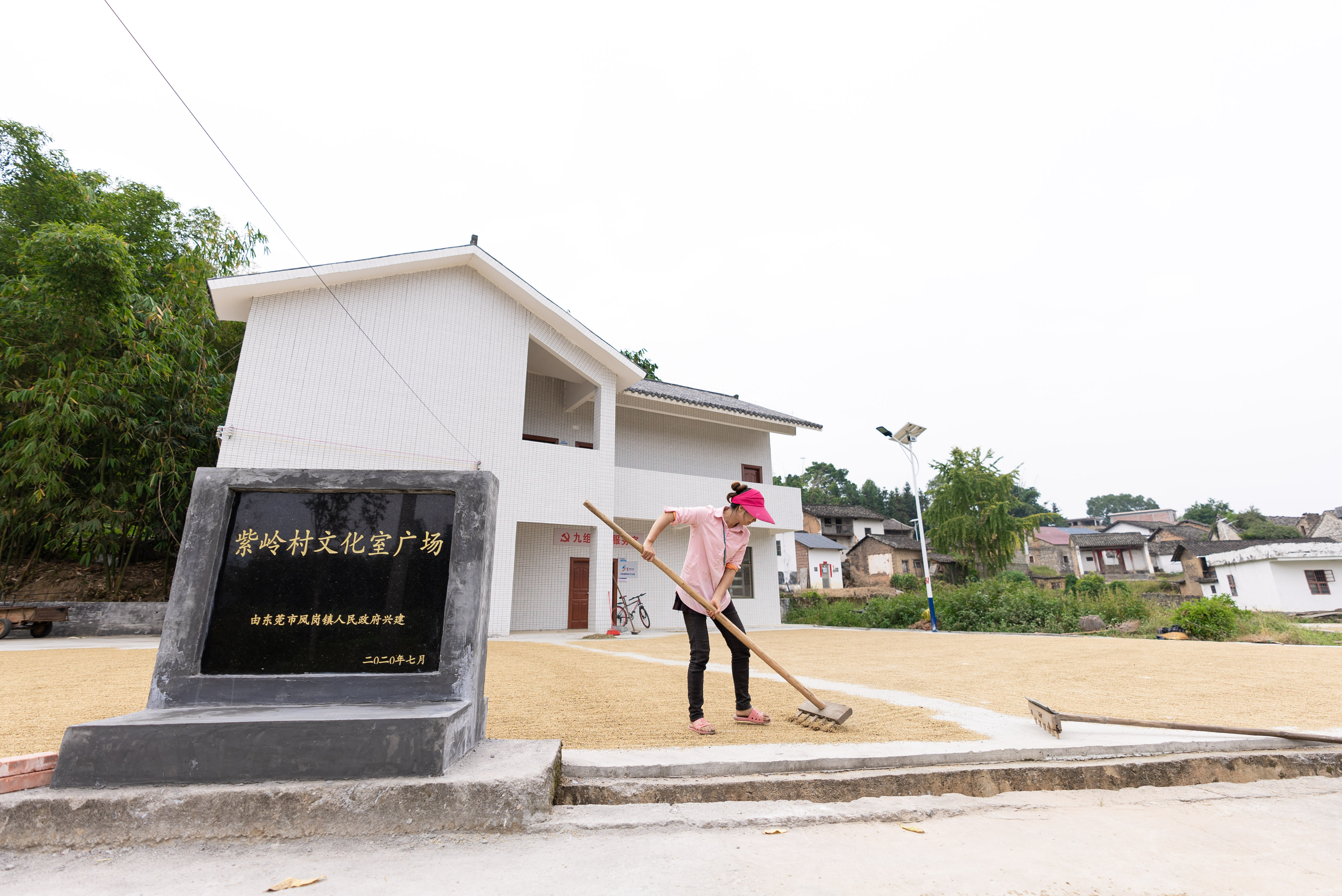 【脱贫攻坚 凤岗力量】紫岭村:巧手"砌"出大幸福