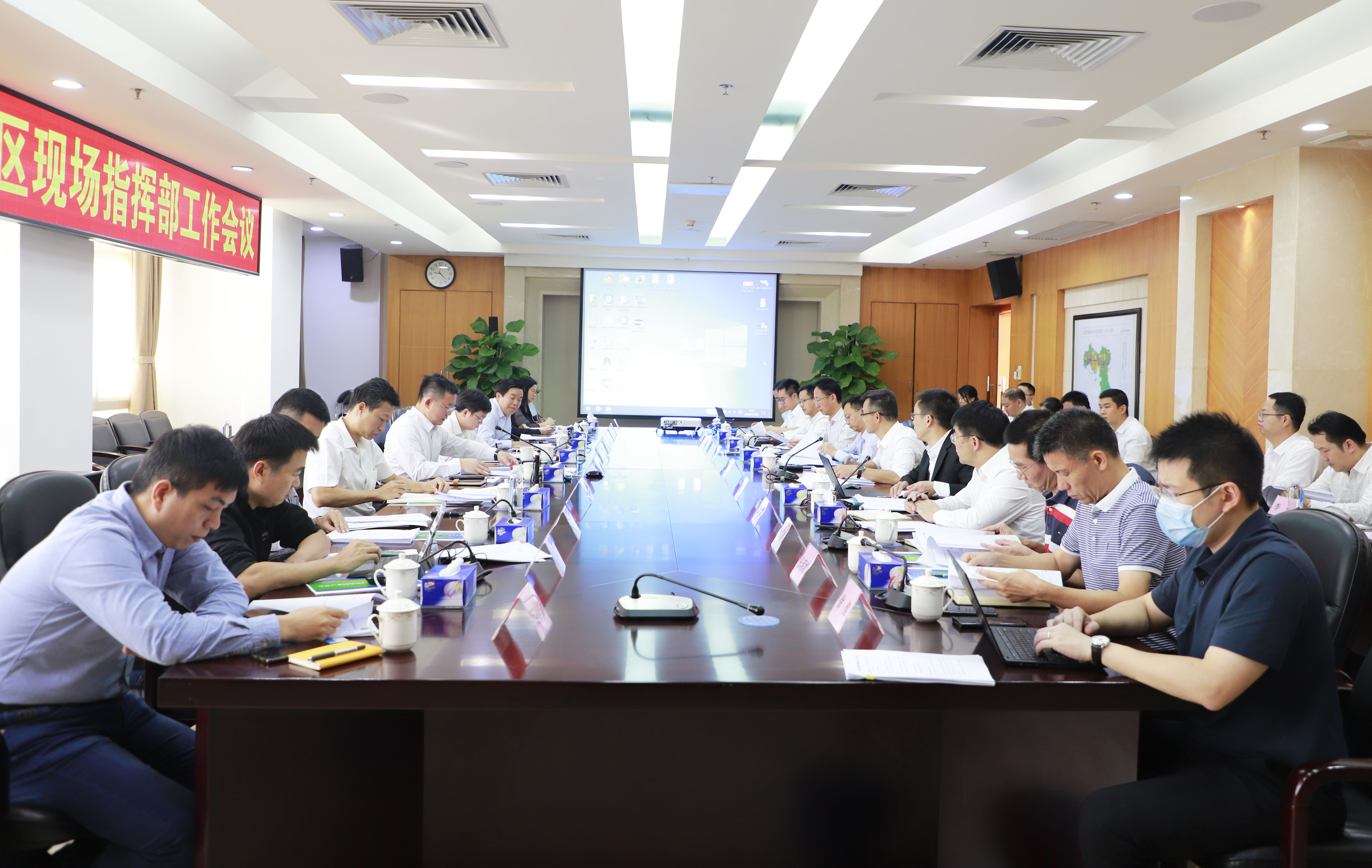 粤海集团党委委员,副总经理蓝汝宁,粤海置业党委书记,董事长贺志锋