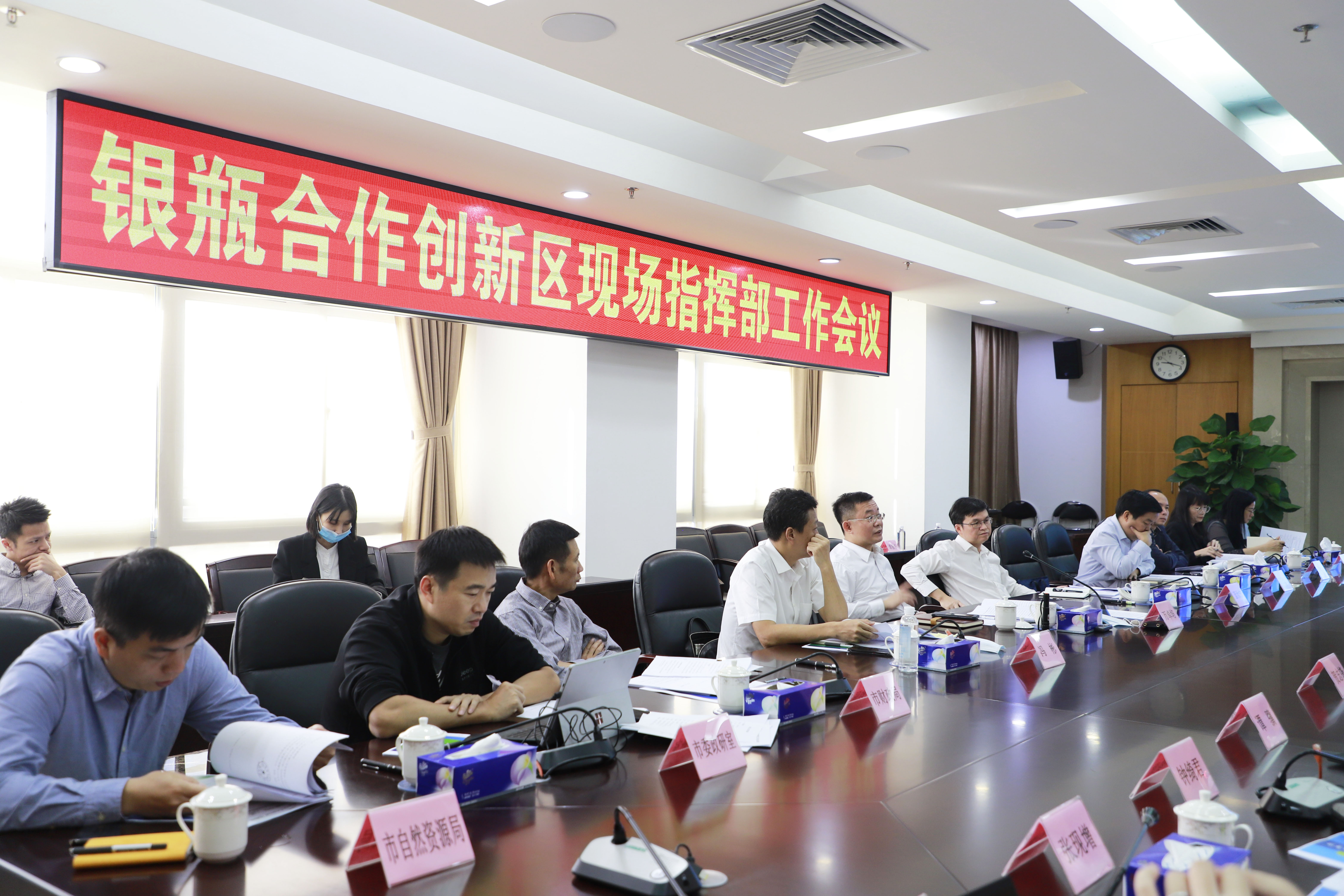 粤海集团党委委员,副总经理蓝汝宁,粤海置业党委书记,董事长贺志锋