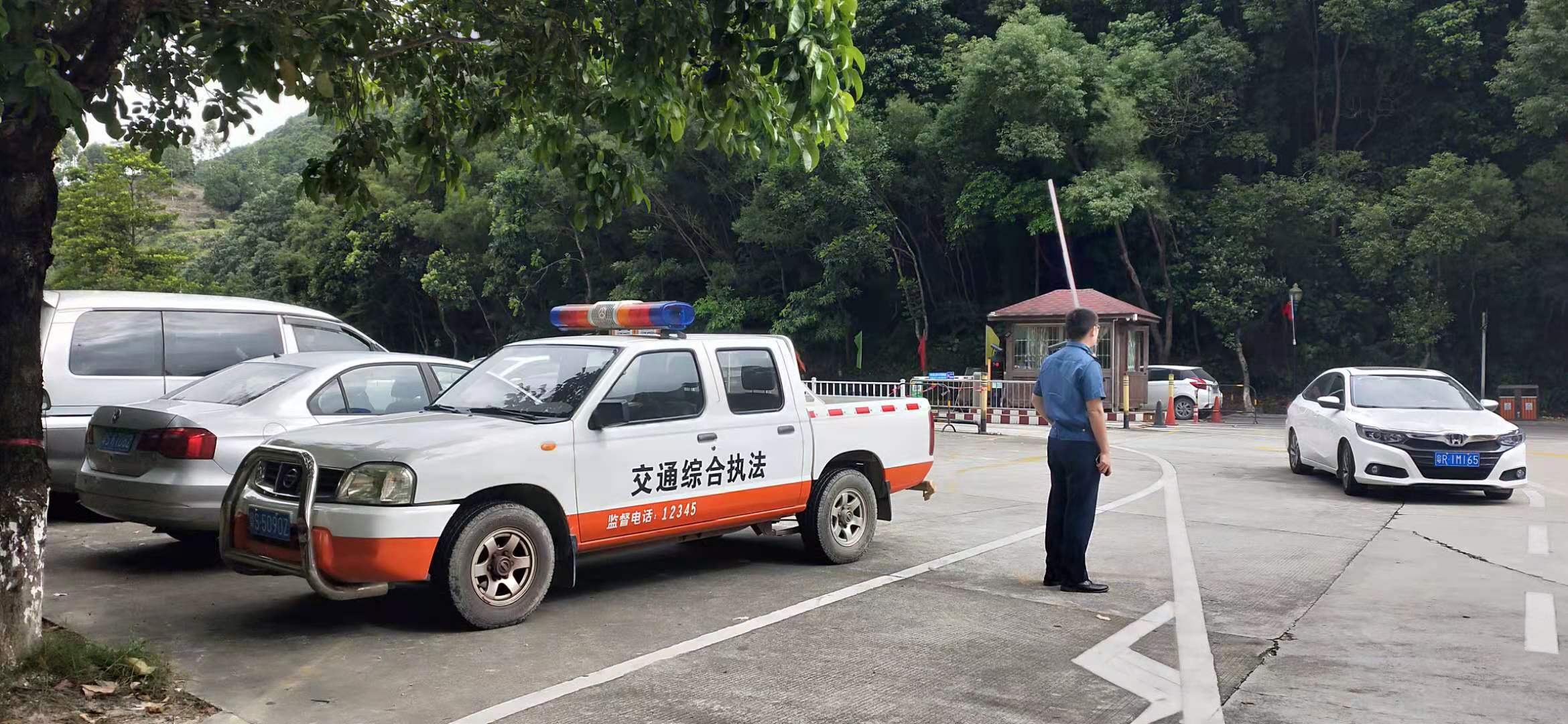 一輛紅色豐田小轎車在公園在建停車場工地門口上客,有非法營運嫌疑,當