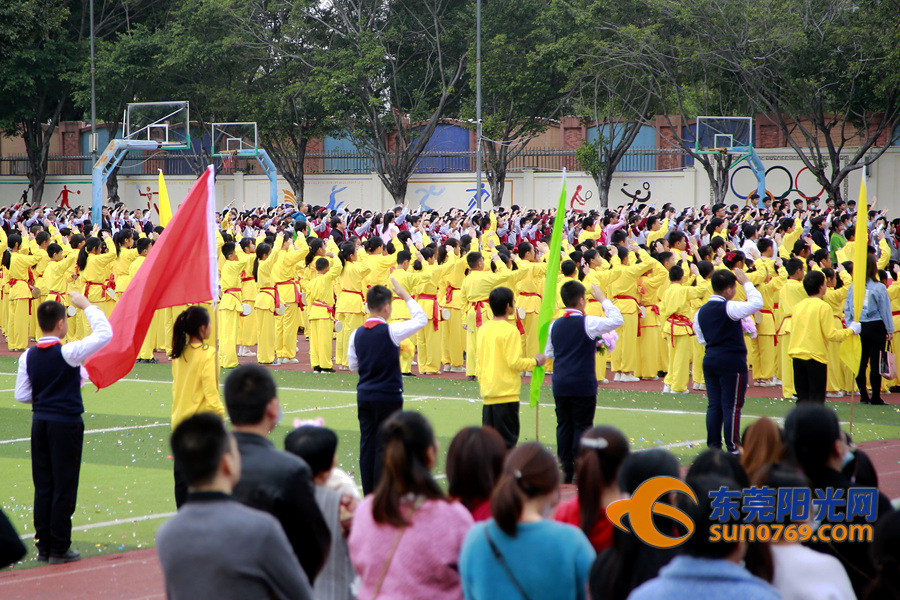 东城朝晖学校第十八届校运会开幕,师生们超会玩