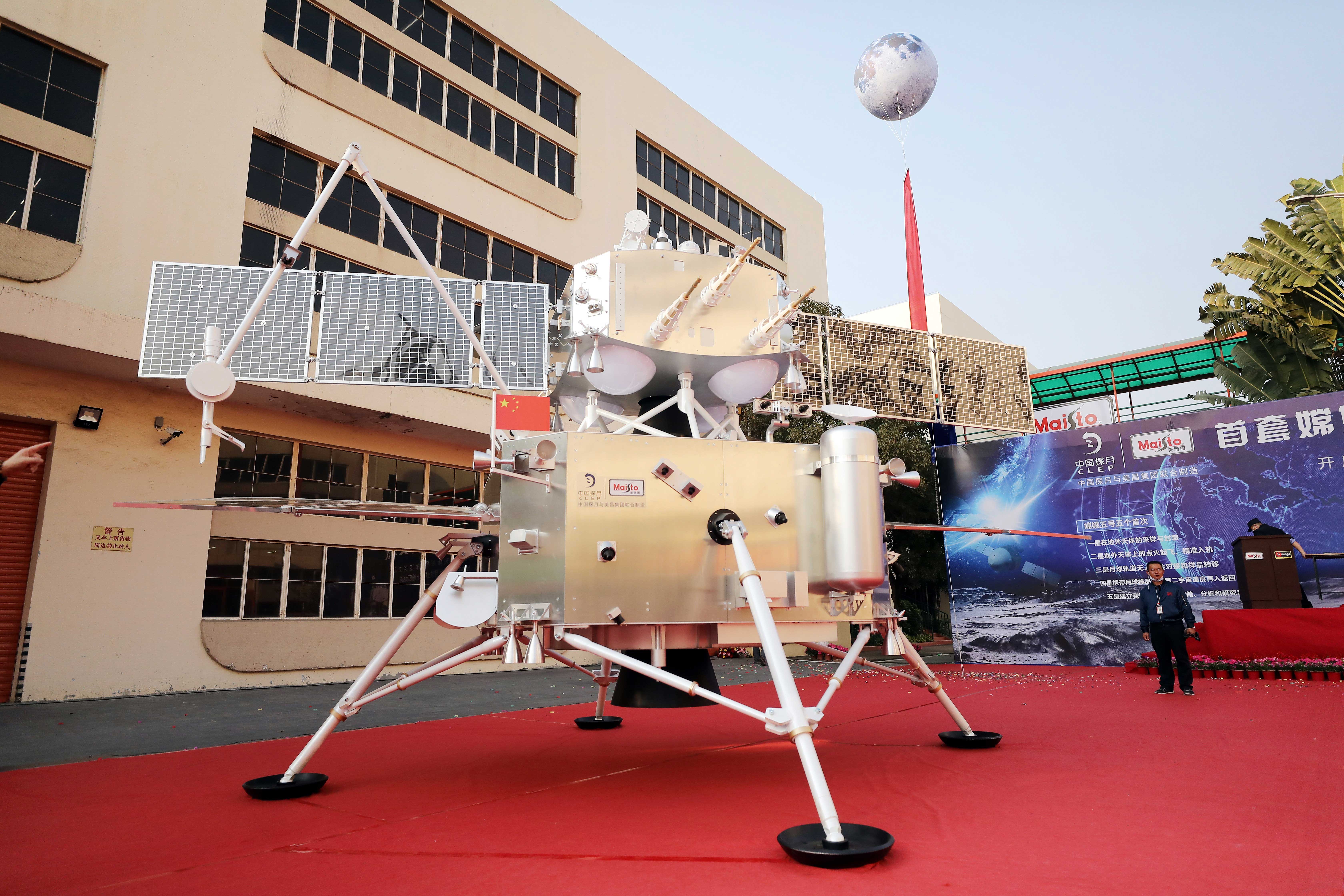 交接仪式现场展出了嫦娥五号上升器,着陆器和轨道器